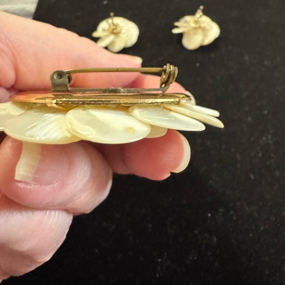 Vintage Mother of Pearl Lotus Brooch and Earring Set Marked Japan - Picture 8 of 14